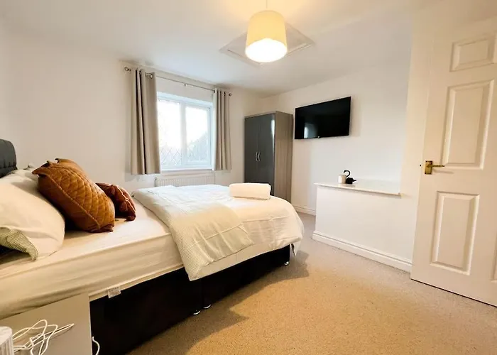 Simple House W- Free Parking By Manchester Airport - Free Drop-Off