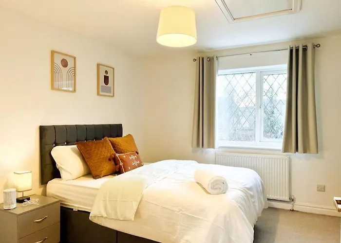 Simple House W- Free Parking By Manchester Airport - Free Drop-Off