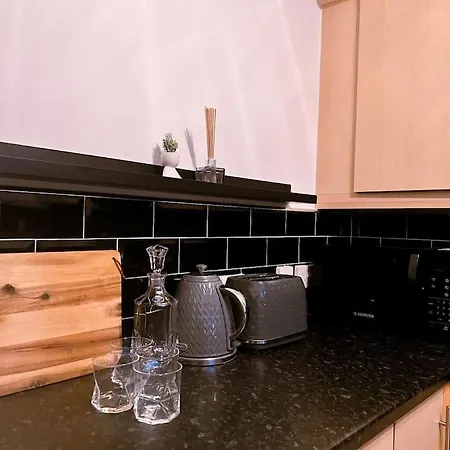 Simple House W- Free Parking By Manchester Airport - Free Drop-Off Exterior photo