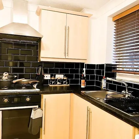 Simple House W- Free Parking By Manchester Airport - Free Drop-Off Exterior photo