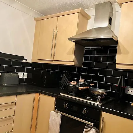 Simple House W- Free Parking By Manchester Airport - Free Drop-Off Exterior photo