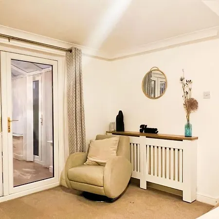 Simple House W- Free Parking By Manchester Airport - Free Drop-Off Exterior photo