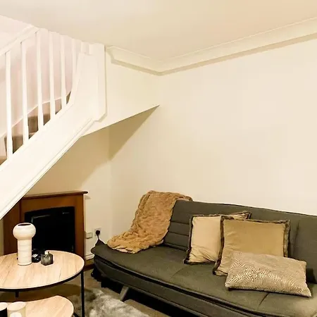 Simple House W- Free Parking By Manchester Airport - Free Drop-Off Exterior photo